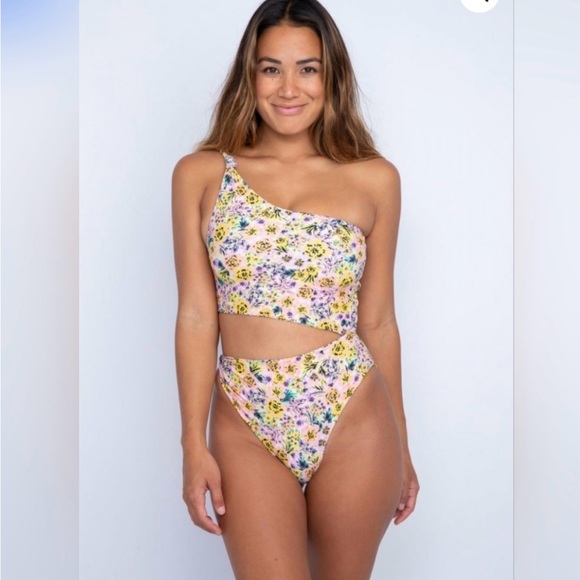 Skatie Nicole one piece - Picture 3 of 6